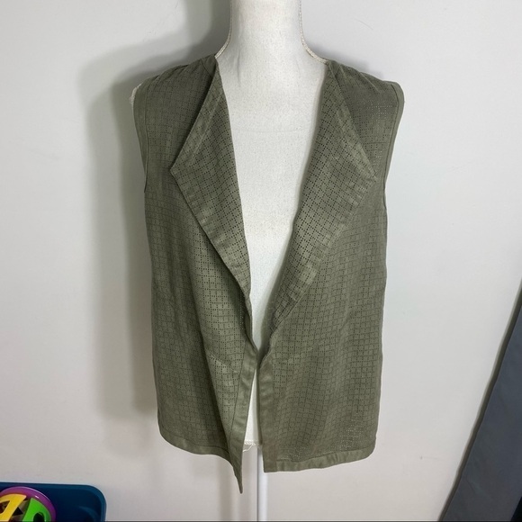 Chico’s Laser Cut Faux Leather Vest Sz 1 Medium Green No Closure - Picture 3 of 10